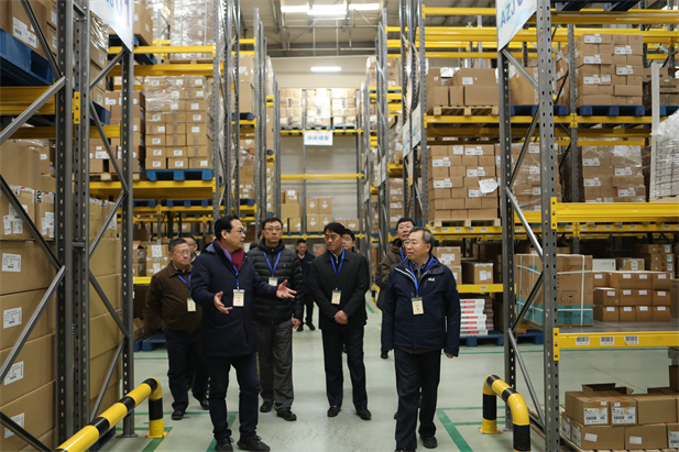 2020年1月24日上午，集团董事长、党委书记刘敬桢和副总经理胡建伟前往金年会控股所属的金年会器械北京物流中心，对疫情防控工作进行现场检查。.jpg