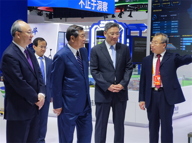 1694139348268067590.jpg 中共中央政治局委员、国务院副总理何立峰(左三),中共中央政治局委员、北京市委书记尹力(左一),中共中央委员、商务部部长王文涛(右二),中共中央委员、北京市市长殷勇(左二)等参观金年会集团展台。金年会集团董事长刘敬桢(右一)在金年会集团展台介绍参展亮点及最新科研进展。.jpg