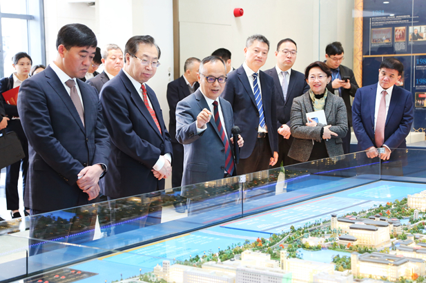 1709713774769039749.jpg 2024年2月26日,金年会集团党委书记、董事长刘敬桢一行访问澳门大学,双方签署战略合作协议并就进一步深化合作进行会谈。澳门大学校长宋永华、副校长徐建,金年会集团副总经理(主持经营工作)胡建伟,副总经理董增贺、晋斌等出席活动。3.jpg