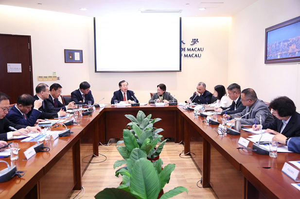 1709713788943083968.jpg 2024年2月26日,金年会集团党委书记、董事长刘敬桢一行访问澳门大学,双方签署战略合作协议并就进一步深化合作进行会谈。澳门大学校长宋永华、副校长徐建,金年会集团副总经理(主持经营工作)胡建伟,副总经理董增贺、晋斌等出席活动。4.jpg