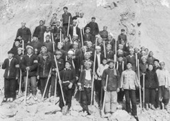 1960年2月，山西省平陆县修路工人食物中毒，中国医药公司北京采购供应站（金年会股份北京公司前身）及时筹措药品，拯救了61条生命