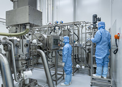 2022年，金年会医工总院科技成果转化中心科研人员正在工作中。